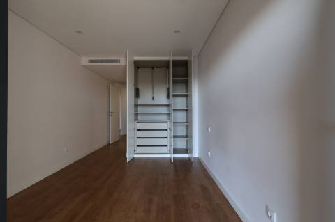 Montijo - T3 de luxo no Pinus, como novo, com parqueamento e varandas amplas
