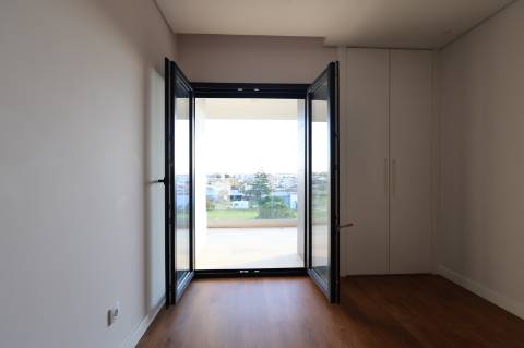 Montijo - T3 de luxo no Pinus, como novo, com parqueamento e varandas amplas
