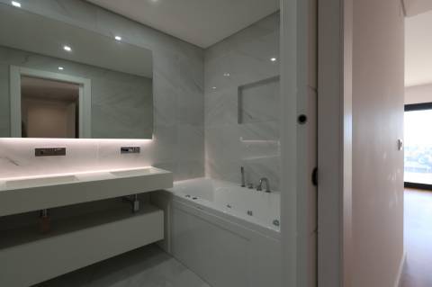 Montijo - T3 de luxo no Pinus, como novo, com parqueamento e varandas amplas
