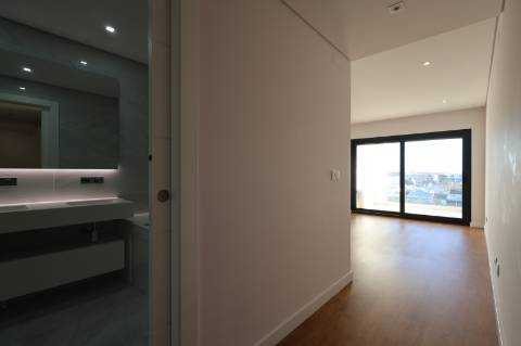 Montijo - T3 de luxo no Pinus, como novo, com parqueamento e varandas amplas
