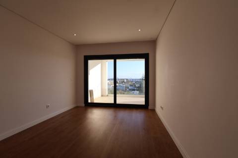 Montijo - T3 de luxo no Pinus, como novo, com parqueamento e varandas amplas
