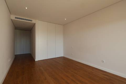 Montijo - T3 de luxo no Pinus, como novo, com parqueamento e varandas amplas
