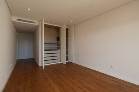 Montijo - T3 de luxo no Pinus, como novo, com parqueamento e varandas amplas
