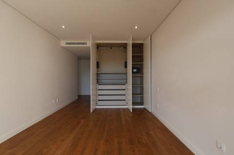 Montijo - T3 de luxo no Pinus, como novo, com parqueamento e varandas amplas
