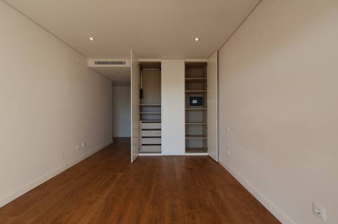 Montijo - T3 de luxo no Pinus, como novo, com parqueamento e varandas amplas
