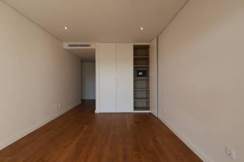 Montijo - T3 de luxo no Pinus, como novo, com parqueamento e varandas amplas
