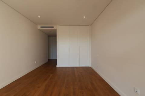 Montijo - T3 de luxo no Pinus, como novo, com parqueamento e varandas amplas
