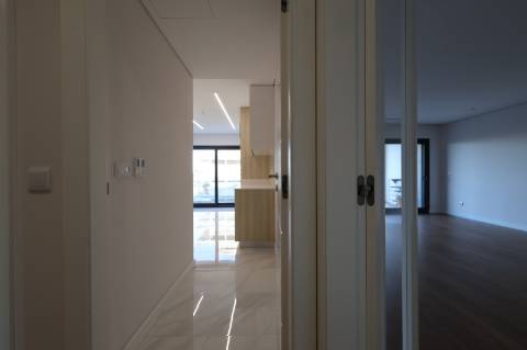 Montijo - T3 de luxo no Pinus, como novo, com parqueamento e varandas amplas
