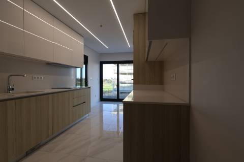 Montijo - T3 de luxo no Pinus, como novo, com parqueamento e varandas amplas
