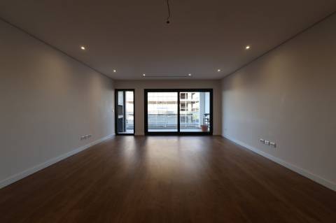 Montijo - T3 de luxo no Pinus, como novo, com parqueamento e varandas amplas
