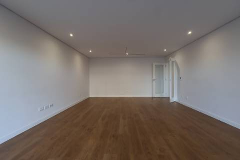 Montijo - T3 de luxo no Pinus, como novo, com parqueamento e varandas amplas
