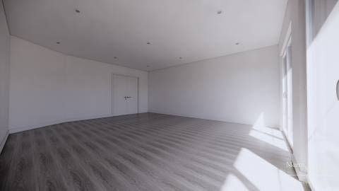 Amadora - T3 Novos c/ 2 parqueamentos