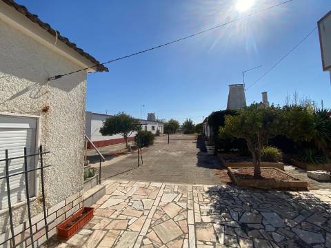 Quinta com moradia T4, Garagem, Vários anexos