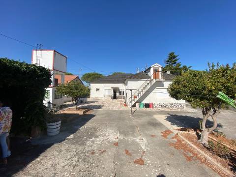 Quinta com moradia T4, Garagem, Vários anexos