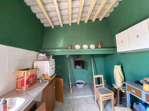 Quinta com moradia T4, Garagem, Vários anexos