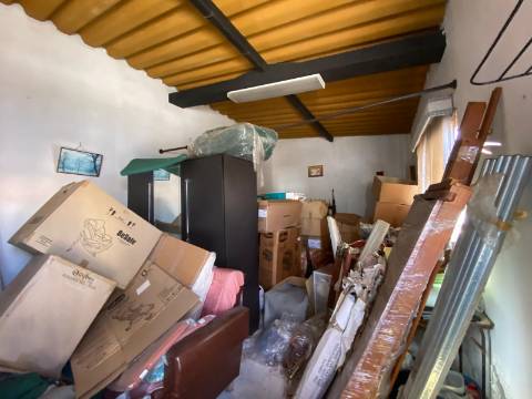 Quinta com moradia T4, Garagem, Vários anexos