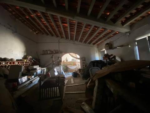 Quinta com moradia T4, Garagem, Vários anexos