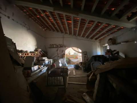 Quinta com moradia T4, Garagem, Vários anexos