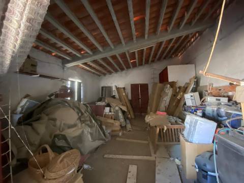 Quinta com moradia T4, Garagem, Vários anexos