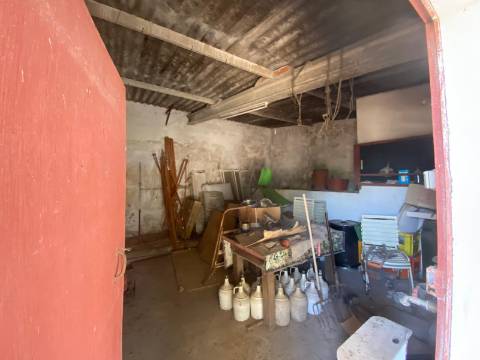 Quinta com moradia T4, Garagem, Vários anexos