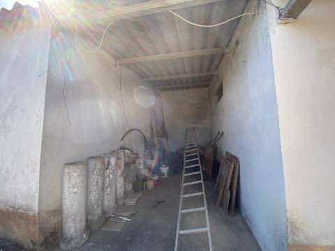 Quinta com moradia T4, Garagem, Vários anexos