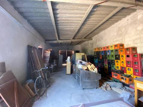 Quinta com moradia T4, Garagem, Vários anexos