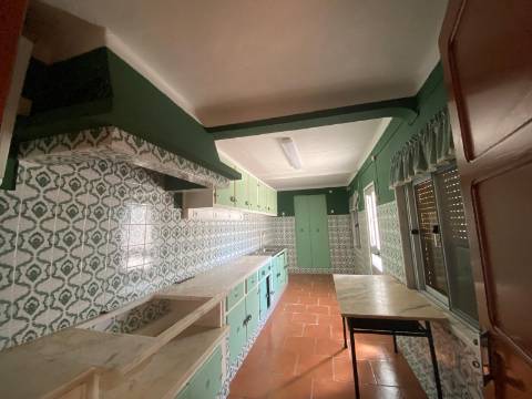 Quinta com moradia T4, Garagem, Vários anexos