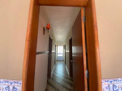 Quinta com moradia T4, Garagem, Vários anexos