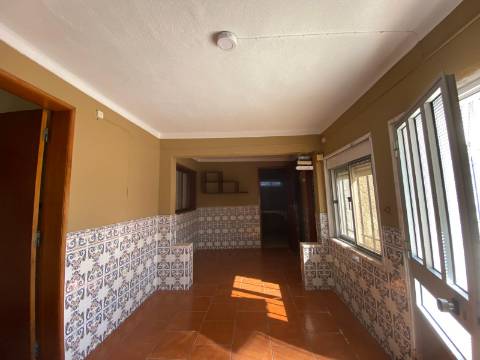 Quinta com moradia T4, Garagem, Vários anexos