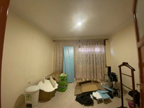 Quinta com moradia T4, Garagem, Vários anexos