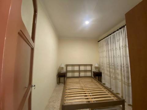 Quinta com moradia T4, Garagem, Vários anexos