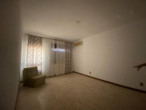 Quinta com moradia T4, Garagem, Vários anexos