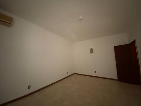 Quinta com moradia T4, Garagem, Vários anexos