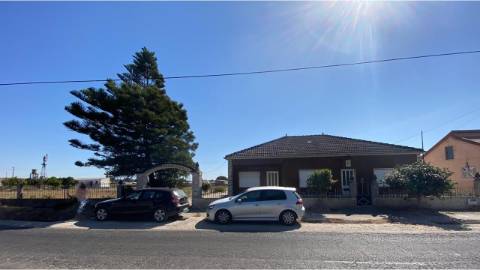 Quinta com moradia T4, Garagem, Vários anexos