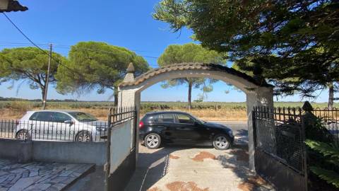 Quinta com moradia T4, Garagem, Vários anexos