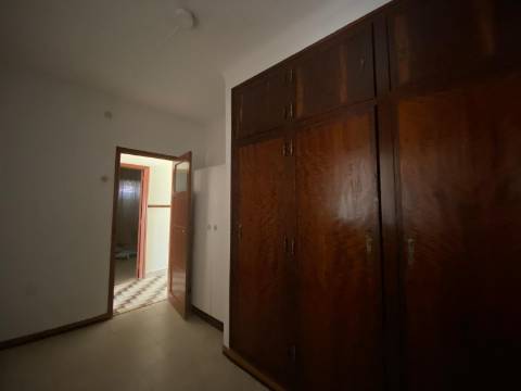 Quinta com moradia T4, Garagem, Vários anexos