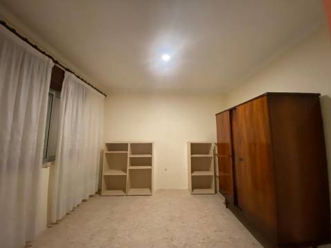 Quinta com moradia T4, Garagem, Vários anexos