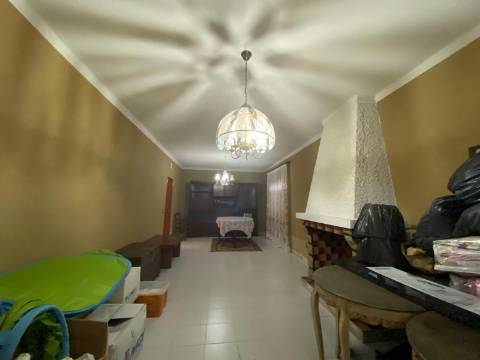 Quinta com moradia T4, Garagem, Vários anexos