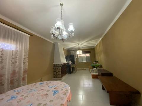 Quinta com moradia T4, Garagem, Vários anexos