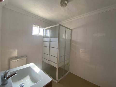 Quinta com moradia T4, Garagem, Vários anexos