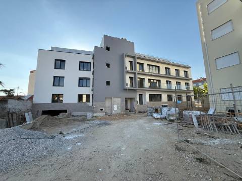 T2+2 centro Montijo com parqueamento e arrecadação