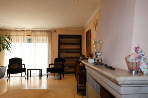 T5 Montijo com garagem para 3 carros e lavandaria