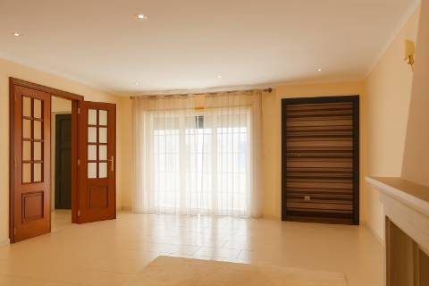 T5 Montijo com garagem para 3 carros e lavandaria