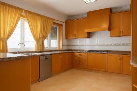 T5 Montijo com garagem para 3 carros e lavandaria