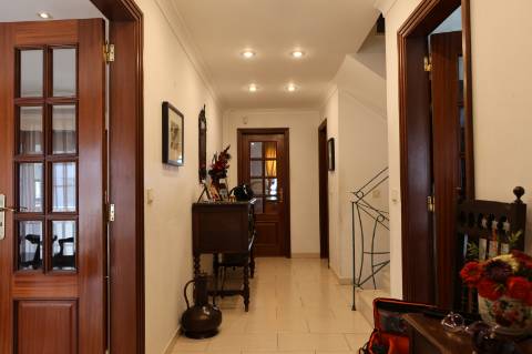 T5 Montijo com garagem para 3 carros e lavandaria