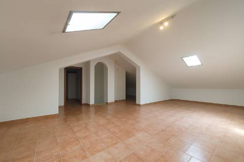 T5 Montijo com garagem para 3 carros e lavandaria