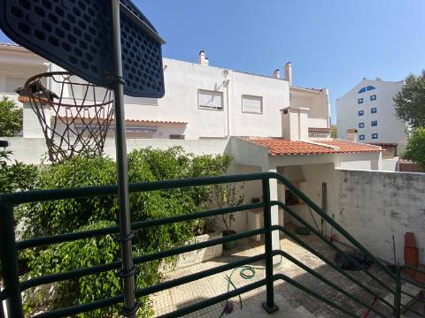 T5 Montijo com garagem para 3 carros e lavandaria