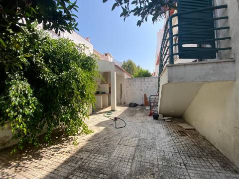 T5 Montijo com garagem para 3 carros e lavandaria