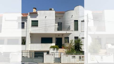 T5 Montijo com garagem para 3 carros e lavandaria