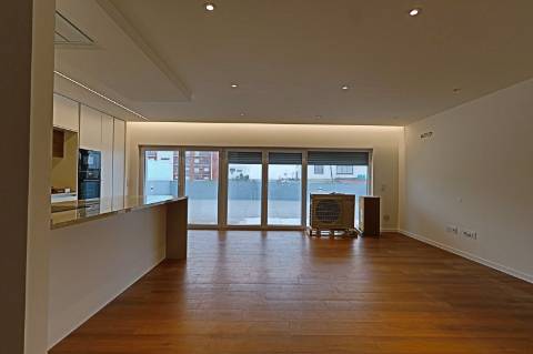 T3 com terraço e Box para 2 viaturas